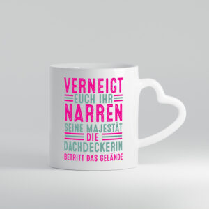 Verneigt euch: Dachdeckerin | Dachbau | Hausbau v2 - Herzhenkel Tasse - Kaffeetasse / Geschenk / Familie