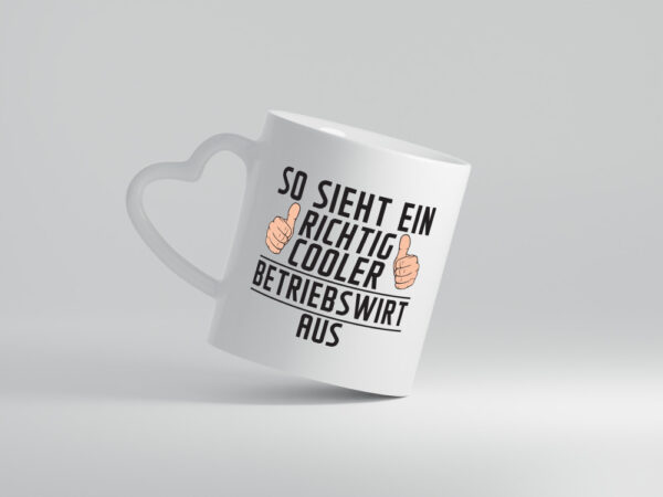 Richtig Cooler Betriebswirt | Betriebswirtschaft - Herzhenkel Tasse - Kaffeetasse / Geschenk / Familie