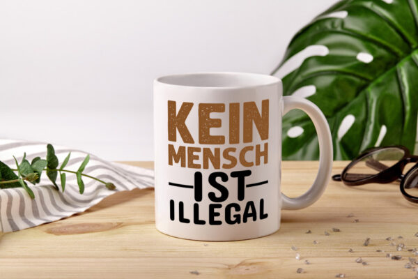 Kein Mensch ist illegal | Spruch | Gleichberechtigung - Tasse Weiss - Kaffeetasse / Geschenk / Familie
