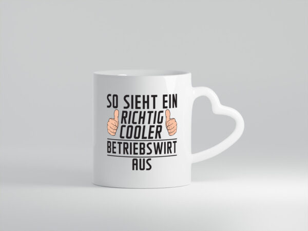 Richtig Cooler Betriebswirt | Betriebswirtschaft - Herzhenkel Tasse - Kaffeetasse / Geschenk / Familie